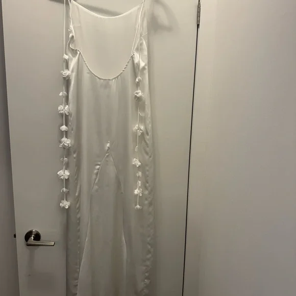 Meshki Elenora Backless White Dress - Picture 4 of 8